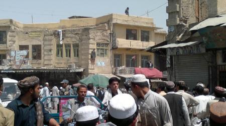 Karde� Karzai'yi �ld�ren koruman�n cesedini ibret i�in salland�rd�lar..