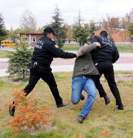 Arınç'ı ilk ders öncesi protesto eden öğrencilere gözaltı