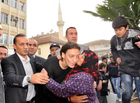 Mesut Özil dedesinin mezarını ziyaret etti