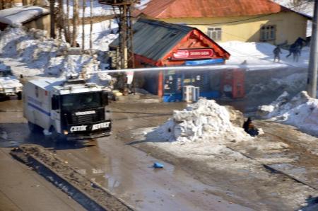 Yüksekova karıştı: 3 polis ve 1 çocuk yaralı