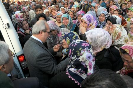 Şehit annesi kefeni açtırıp, oğluyla helalleşti