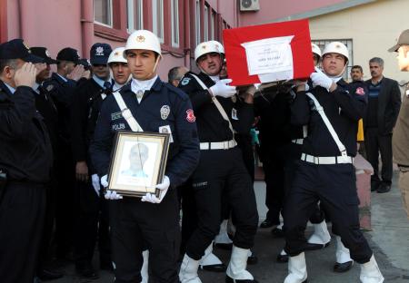 Şehit annesi kefeni açtırıp, oğluyla helalleşti
