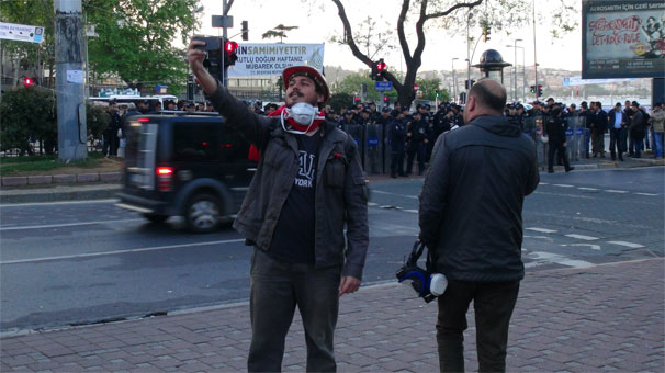 Polislerle selfie pozu