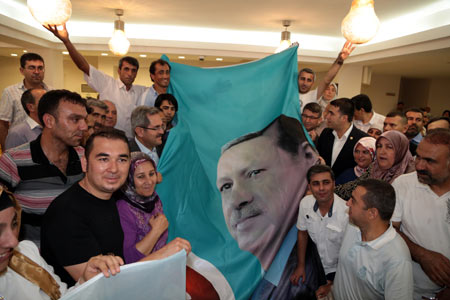 AK Partililer seçim sonuçlarını kutluyor