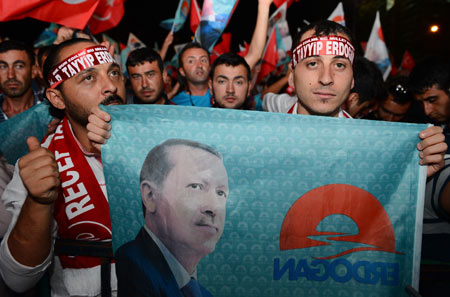 AK Partililer seçim sonuçlarını kutluyor