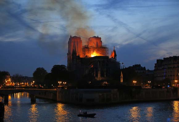 Notre Dame Katedrali iin dnya ayakland! te o mesajlar...