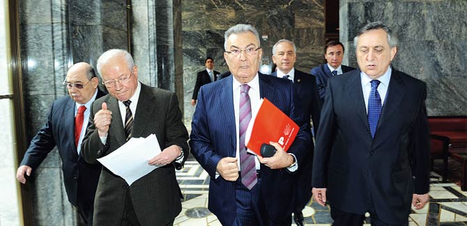 yuce-divan-dan-kurtulmaya-calisiyor-574911.Jpeg