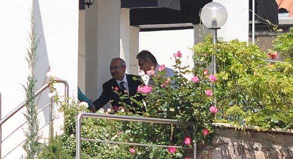 Kılıçdaroğlu Baykalın evinden memnun ayrıldı