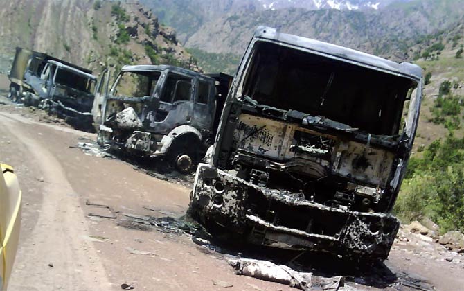 PKK 4 kamyonu yaktı
