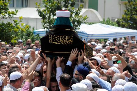 ‘Hakikatçılar tarikatı Şeyhi Ömer Öngütü 3 bin kişi uğurladı