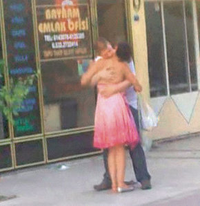 Sokakta sevi�tiler