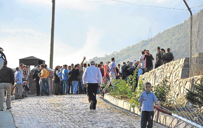 Jandarma aracının içinde 4 kurşun yedi