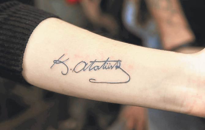 Atatürk aláírás tetoválás