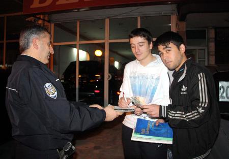 Kald�r�ma Sa��lan Paralar� Toplay�p Polise Teslim Ettiler