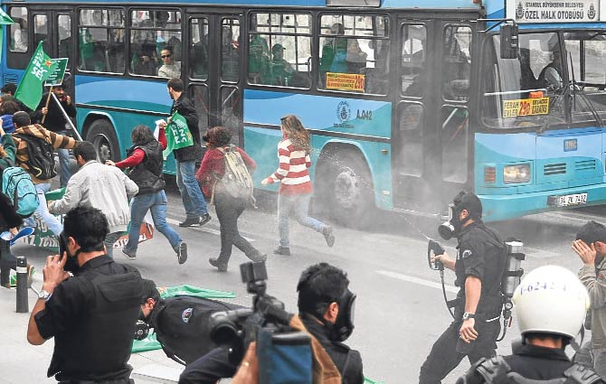 Polis sakinleştirmek için biber gazı sıkmış