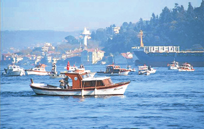 ‘İstanbul Boğazı’nda oltalar sıkıntıda’