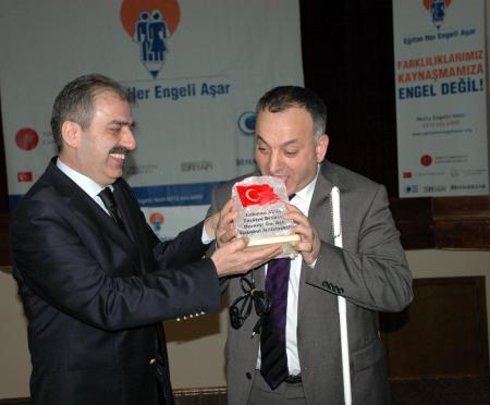 Görme engelli Milletvekili tuz lambasını yalayıp test etti