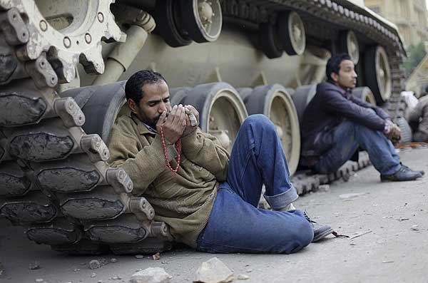 Göstericiler tankların meydandan ayrılmasını engellemeye çalışıyor