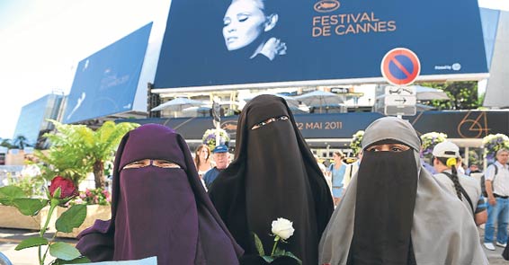 Cannes’da peçeli protesto