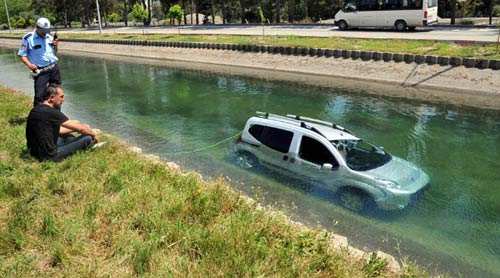 Kanala uçan otomobilden sağ kurtuldu