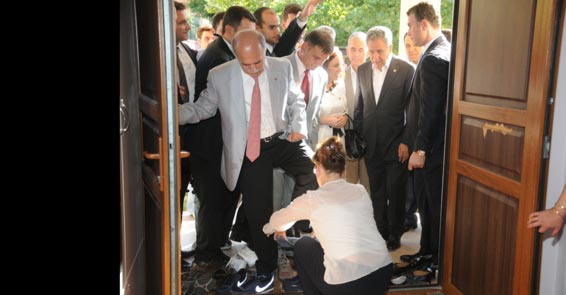 Bakan ayakkabısını çıkardı, Valiye galoşu kadın görevli giydirdi