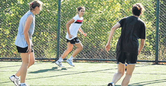Futbola �zendiler