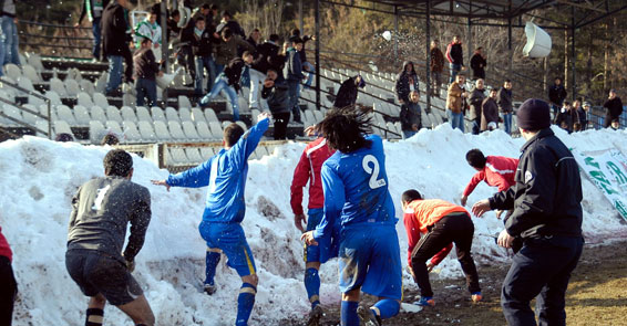 [Resim: koltuklara-karsi-kartopu-2039119.Jpeg]