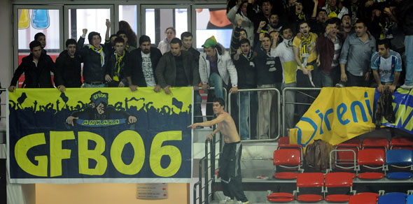 Fenerbahçe -Galatasaray maçında olay çıktı