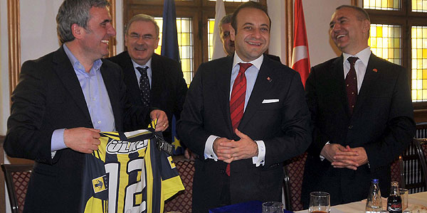 Hagiye Fenerbahçe forması hediye etti