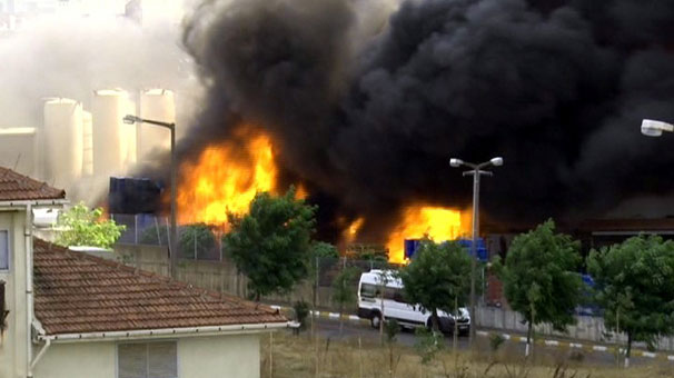 Tuzla Organize Sanayi Bölgesi'ndeki bir fabrikada yangın çıktı. Yangın yerine çok sayıda itfaiye sevk edildi