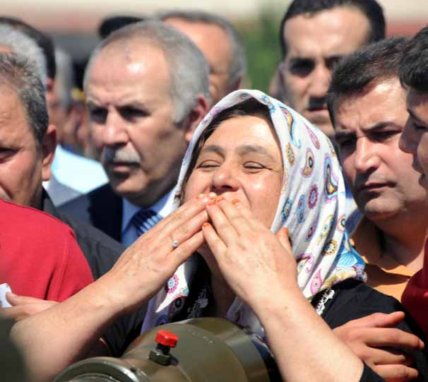 Şehit olan oğlunu gülümseyerek uğurladı