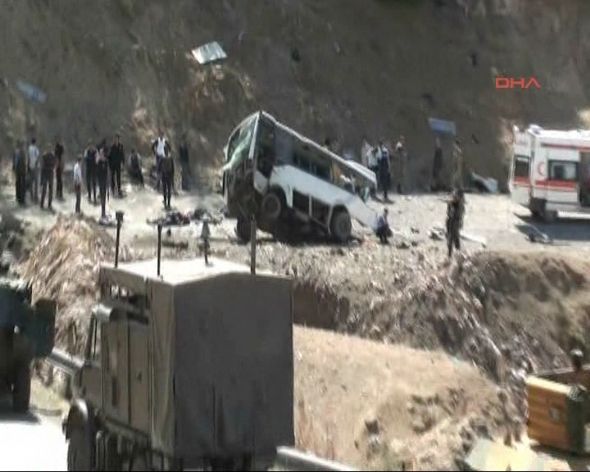 Polis servis aracı geçişi sırasında patlama!