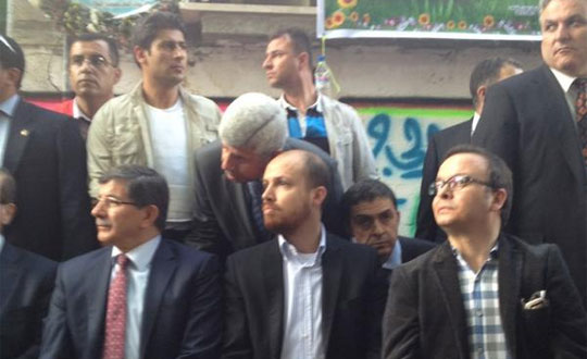 Davutoğlu ve Bilal Erdoğan'dan Sehit Ahmet Caberi'nin evine ziyaret