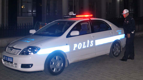 Yere düşen polis memuru kendini vurdu