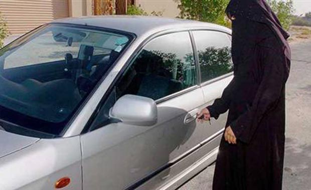 Suudi kadınlar direksiyonu bırakmıyor