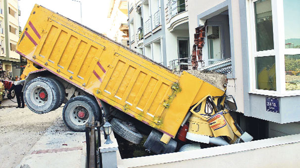 İzmir de frenleri boşalan kamyon apartmana çarptı