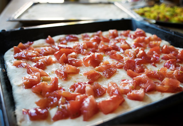 Evde pizza tarifi ve ince pizza hamuru yapılışı Evde pizza hamuru