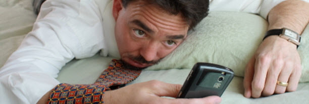6- Gönderiyi ilk beğenen olmak için telefon elinde uyuyanlar <br />
