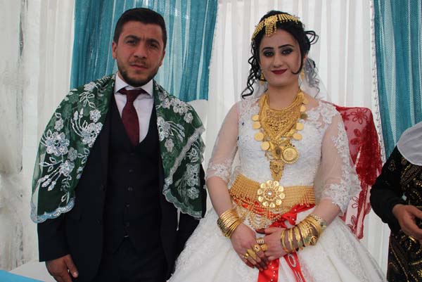 AÅiret dÃ¼ÄÃ¼nÃ¼nde geline takÄ±lan altÄ±nlar aÄÄ±zlarÄ± aÃ§Ä±k bÄ±raktÄ±!
