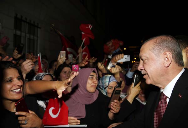 CumhurbaÅkanÄ± ErdoÄan'a sevgi gÃ¶sterisi