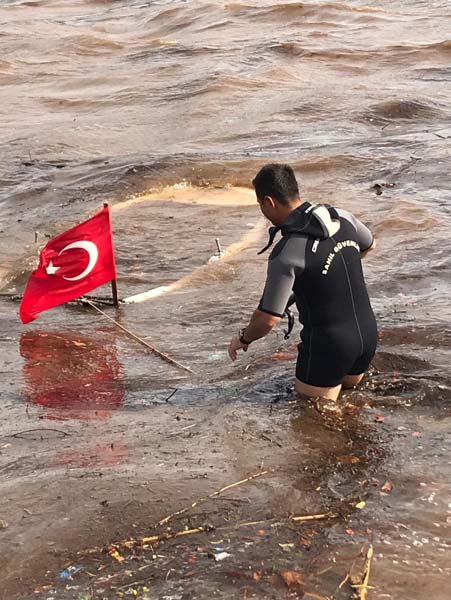 Tekneler battÄ±, deniz renk deÄiÅtirdi!