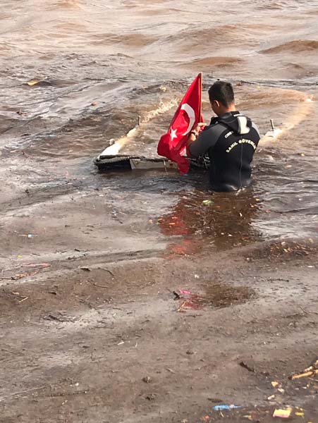 Tekneler battÄ±, deniz renk deÄiÅtirdi!