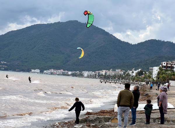 Tekneler battÄ±, deniz renk deÄiÅtirdi!