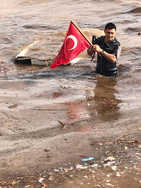 Tekneler battÄ±, deniz renk deÄiÅtirdi!