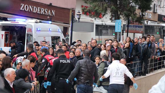 Liseli Melis, sosyal medyadan aÃ§Ä±klama yapÄ±p alÄ±ÅveriÅ merkezinde intihar etti!