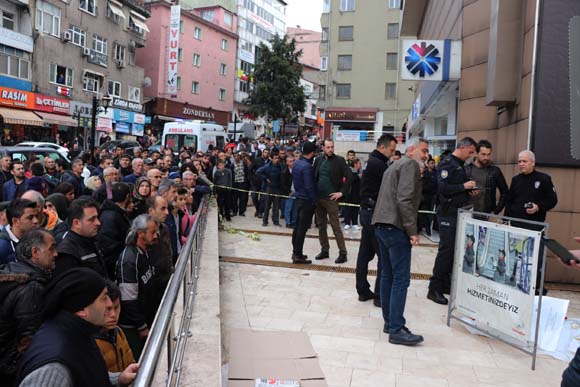 Liseli Melis, sosyal medyadan aÃ§Ä±klama yapÄ±p alÄ±ÅveriÅ merkezinde intihar etti!