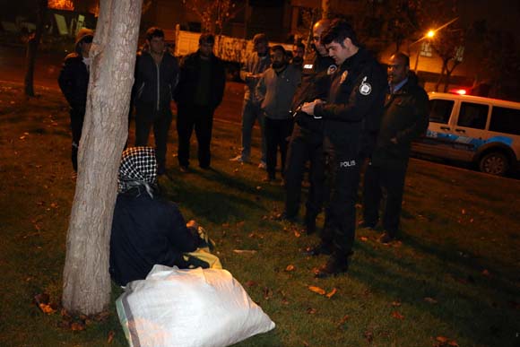 KÄ±zÄ± ile damadÄ±nÄ±n tartÄ±ÅmamasÄ± iÃ§in sokakta kaldÄ±