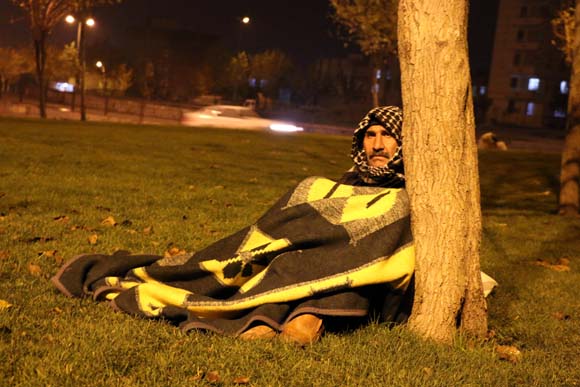 KÄ±zÄ± ile damadÄ±nÄ±n tartÄ±ÅmamasÄ± iÃ§in sokakta kaldÄ±