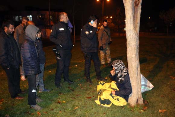 KÄ±zÄ± ile damadÄ±nÄ±n tartÄ±ÅmamasÄ± iÃ§in sokakta kaldÄ±