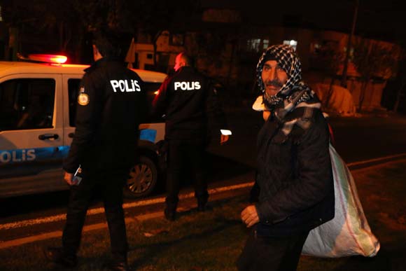 KÄ±zÄ± ile damadÄ±nÄ±n tartÄ±ÅmamasÄ± iÃ§in sokakta kaldÄ±